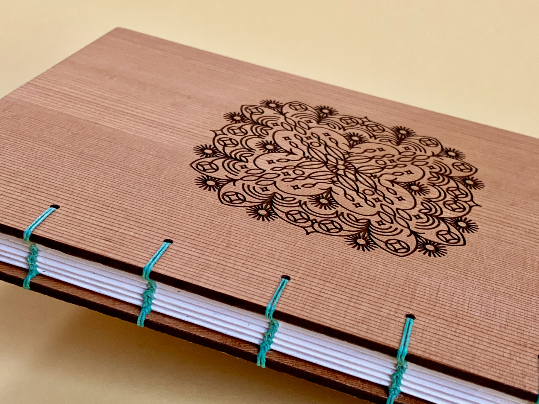 A unique cover design engraved into a wooden Fondfolio cover